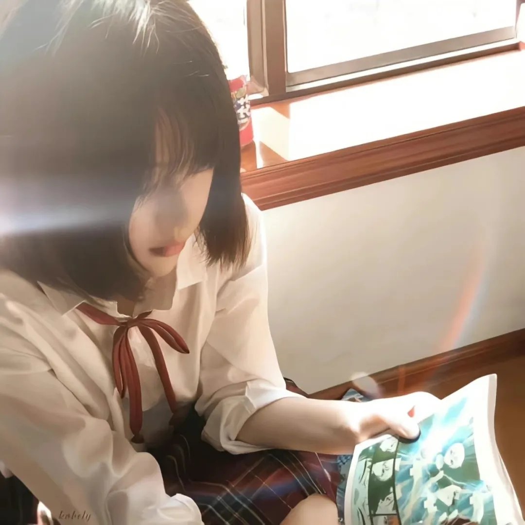 圆月映花都
